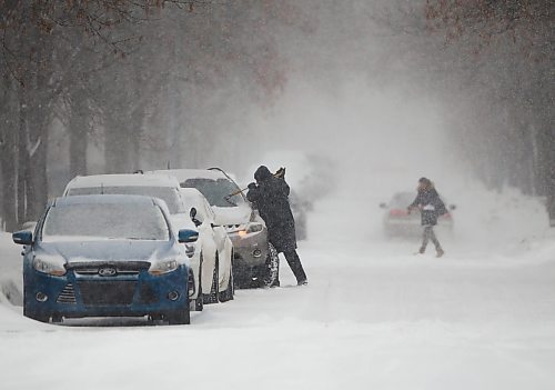 JOHN WOODS / WINNIPEG FREE PRESS
A person clears their car of snow in St James Sunday, December 4, 2022. 

Re: standup