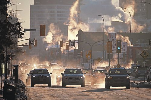 MIKE DEAL / WINNIPEG FREE PRESS
Vapour rises from cars and buildings during morning rush hour on Notre Dame Avenue as temperatures hover around -30C.
230131 - Tuesday, January 31, 2023.