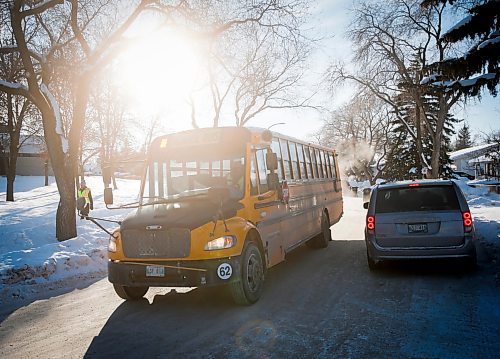 JOHN WOODS / WINNIPEG FREE PRESS
A school bus makes it&#x573; way through traffic to pick up students outside Westdale School on Betsworth Avenue  Tuesday, January 31, 2023. Student drop-offs and pick-ups can be difficult and dangerous at some schools in the city.

Re: macintosh