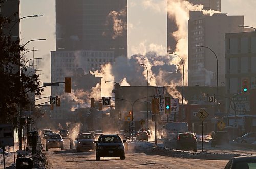 MIKE DEAL / WINNIPEG FREE PRESS
Vapour rises from cars and buildings during morning rush hour on Notre Dame Avenue as temperatures hover around -30C.
230131 - Tuesday, January 31, 2023.