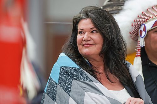 RUTH BONNEVILLE / WINNIPEG FREE PRESS 

Standup - Women in healthcare honoured.

Melanie MacKinnon, Ongomiizwin РIndigenous Institute of Health and Healing is all smiles as she receives blanket during ceremony with her collegues/ 

The Assembly of Manitoba Chiefs honour Dr. Marcia Anderson, Melanie MacKinnon, Leona Star,  Ardell Cochrane and Melody Muswaggon (green trimmed blanket) for their work in First Nations Health Care during the Covid-19 Pandemic at a ceremony during AMC conference at the Convention Centre Tuesday. 



Jan 31st,  2023