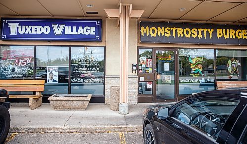 MIKE DEAL / WINNIPEG FREE PRESS

A sign on the door to restaurant's Monstrosity Burger and Tuxedo Village Family Restaurant at 2090 Corydon Avenue that states they will not require masks or ask for proof of vaccination upon entering.

210917 - Friday, September 17, 2021.