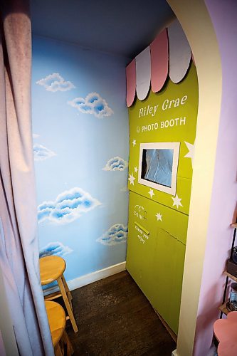 MIKE DEAL / WINNIPEG FREE PRESS
The owners of Riley Grae, a gift shop on Corydon, have turned their fitting room into a portrait booth ahead of Valentine’s Day. Customers can sign up for a timeslot to have their portrait drawn by a staff member.
230201 - Wednesday, {month name} 01, 2023.