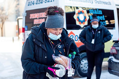 MIKAELA MACKENZIE / WINNIPEG FREE PRESS

Case worker Robin Eastman hands out sandwiches, water, and other supplies from the Main Street Project van in Winnipeg on Wednesday, Feb. 1, 2023. For Tyler story.

Winnipeg Free Press 2023.