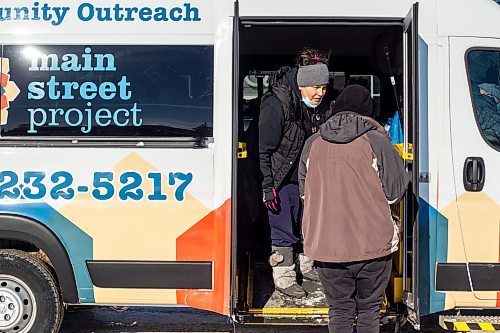 MIKAELA MACKENZIE / WINNIPEG FREE PRESS

Case worker Robin Eastman hands out sandwiches, water, and other supplies from the Main Street Project van in Winnipeg on Wednesday, Feb. 1, 2023. For Tyler story.

Winnipeg Free Press 2023.