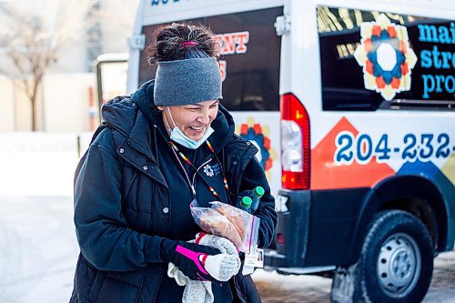 MIKAELA MACKENZIE / WINNIPEG FREE PRESS

Case worker Robin Eastman hands out sandwiches, water, and other supplies from the Main Street Project van in Winnipeg on Wednesday, Feb. 1, 2023. For Tyler story.

Winnipeg Free Press 2023.