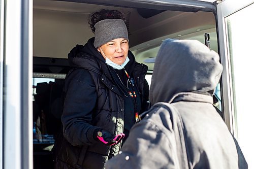 MIKAELA MACKENZIE / WINNIPEG FREE PRESS

Case worker Robin Eastman hands out sandwiches, water, and other supplies from the Main Street Project van in Winnipeg on Wednesday, Feb. 1, 2023. For Tyler story.

Winnipeg Free Press 2023.