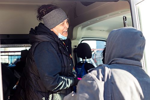 MIKAELA MACKENZIE / WINNIPEG FREE PRESS

Case worker Robin Eastman hands out sandwiches, water, and other supplies from the Main Street Project van in Winnipeg on Wednesday, Feb. 1, 2023. For Tyler story.

Winnipeg Free Press 2023.