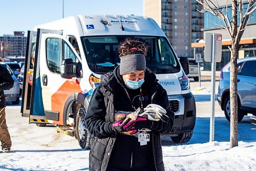 MIKAELA MACKENZIE / WINNIPEG FREE PRESS

Case worker Robin Eastman hands out sandwiches, water, and other supplies from the Main Street Project van in Winnipeg on Wednesday, Feb. 1, 2023. For Tyler story.

Winnipeg Free Press 2023.