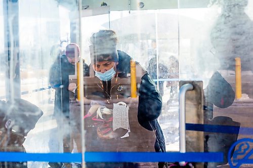 MIKAELA MACKENZIE / WINNIPEG FREE PRESS

Case worker Robin Eastman hands out sandwiches, water, and other supplies from the Main Street Project van in Winnipeg on Wednesday, Feb. 1, 2023. For Tyler story.

Winnipeg Free Press 2023.