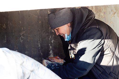 MIKAELA MACKENZIE / WINNIPEG FREE PRESS

Case worker Robin Eastman checks to see if anyone is around at a camp to offer sandwiches, warm socks, water, and other supplies from the Main Street Project van in Winnipeg on Wednesday, Feb. 1, 2023. For Tyler story.

Winnipeg Free Press 2023.