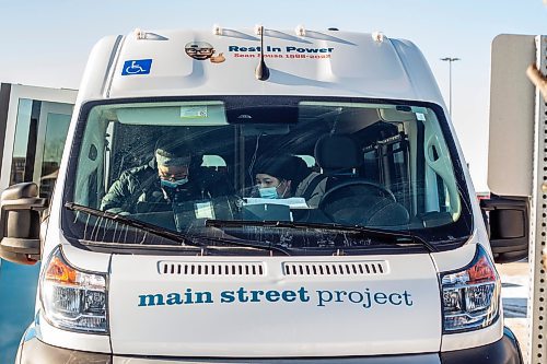 MIKAELA MACKENZIE / WINNIPEG FREE PRESS

Peer advocate Tara (right) leans over to help a support worker track items given out from the Main Street Project van in Winnipeg on Wednesday, Feb. 1, 2023. For Tyler story.

Winnipeg Free Press 2023.