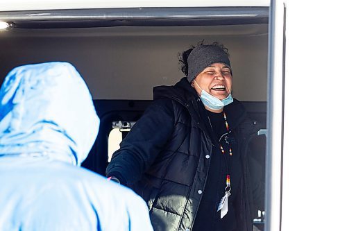 MIKAELA MACKENZIE / WINNIPEG FREE PRESS

Case worker Robin Eastman hands out sandwiches, water, and other supplies from the Main Street Project van in Winnipeg on Wednesday, Feb. 1, 2023. For Tyler story.

Winnipeg Free Press 2023.