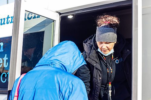 MIKAELA MACKENZIE / WINNIPEG FREE PRESS

Case worker Robin Eastman hands out sandwiches, water, and other supplies from the Main Street Project van in Winnipeg on Wednesday, Feb. 1, 2023. For Tyler story.

Winnipeg Free Press 2023.