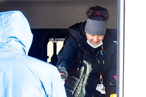 MIKAELA MACKENZIE / WINNIPEG FREE PRESS

Case worker Robin Eastman hands out sandwiches, water, and other supplies from the Main Street Project van in Winnipeg on Wednesday, Feb. 1, 2023. For Tyler story.

Winnipeg Free Press 2023.