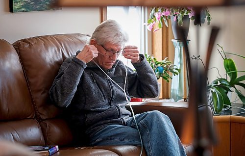 JOHN WOODS / WINNIPEG FREE PRESS
Rick Schmidt, who is waiting for a lung transplant due to cancer, dons his oxygen cannula at his home in Winnipeg, Tuesday, January 24, 2023. Schmidt is now in the second to last stage of his lung transplant journey.

Re:Longhurst