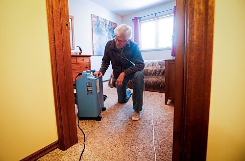 JOHN WOODS / WINNIPEG FREE PRESS
Rick Schmidt, who is waiting for a lung transplant due to cancer, adjusts his oxygen machine at his home in Winnipeg, Tuesday, January 24, 2023. Schmidt is now in the second to last stage of his lung transplant journey.

Re:Longhurst