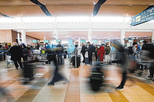 JOHN WOODS / WINNIPEG FREE PRESS
Travellers gather at Winnipeg&#x2019;s airport as they try to board flights out of town Sunday, December 25, 2022. Air companies have been struggling with delays and cancellations due to weather.

Re: Abas