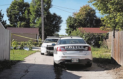 JESSICA LEE / WINNIPEG FREE PRESS

Police cars are photographed in the back lane of 73 Barber Street on September 27, 2022, where a person was shot earlier in the day.

Reporter: Erik Pindera