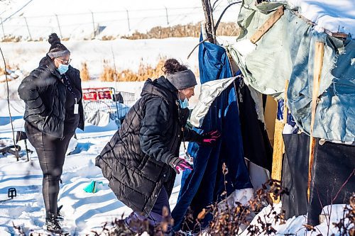 MIKAELA MACKENZIE / WINNIPEG FREE PRESS

Case worker Robin Eastman checks to see if anyone is around at a camp to offer sandwiches, warm socks, water, and other supplies from the Main Street Project van in Winnipeg on Wednesday, Feb. 1, 2023. For Tyler story.

Winnipeg Free Press 2023.