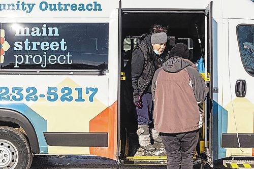 MIKAELA MACKENZIE / WINNIPEG FREE PRESS

Case worker Robin Eastman hands out sandwiches, water, and other supplies from the Main Street Project van in Winnipeg on Wednesday, Feb. 1, 2023. For Tyler story.

Winnipeg Free Press 2023.