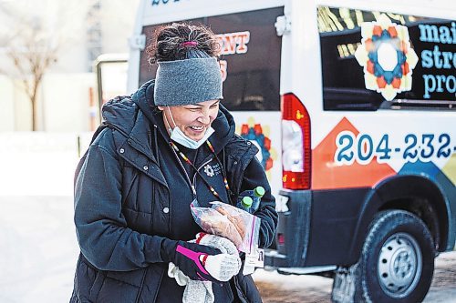 MIKAELA MACKENZIE / WINNIPEG FREE PRESS

Case worker Robin Eastman hands out sandwiches, water, and other supplies from the Main Street Project van in Winnipeg on Wednesday, Feb. 1, 2023. For Tyler story.

Winnipeg Free Press 2023.