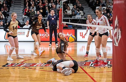 JESSICA LEE / WINNIPEG FREE PRESS

University of Manitoba Bisons player Eve Catojo (23) dives for the ball during a game against the University of Winnipeg Wesmen on February 2, 2023 at the Duckworth Centre.

Reporter: Taylor Allen