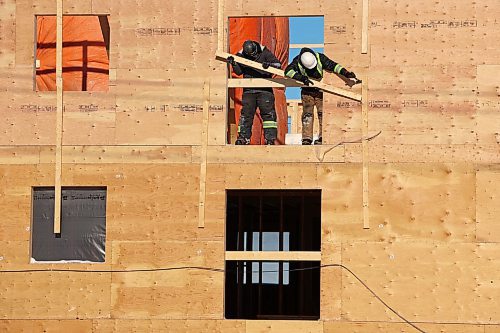 02022023
Construction workers brave the extreme cold while working on an apartment building on Pacific Avenue between 15th Street and 16th Street on Thursday.
(Tim Smith/The Brandon Sun)