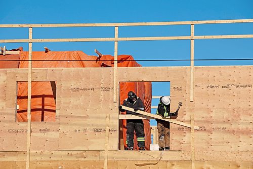02022023
Construction workers brave the extreme cold while working on an apartment building on Pacific Avenue between 15th Street and 16th Street on Thursday.
(Tim Smith/The Brandon Sun)