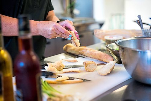 MIKAELA MACKENZIE / WINNIPEG FREE PRESS



Kate Fenske rips the bread for bread salad at the RRC Polytech kitchen in Winnipeg on Friday, Aug. 19, 2022.  For AV Kitching story.

Winnipeg Free Press 2022.