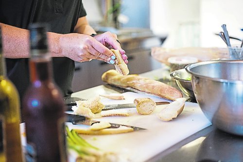 MIKAELA MACKENZIE / WINNIPEG FREE PRESS



Kate Fenske rips the bread for bread salad at the RRC Polytech kitchen in Winnipeg on Friday, Aug. 19, 2022.  For AV Kitching story.

Winnipeg Free Press 2022.