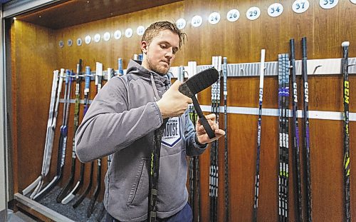 MIKE DEAL / WINNIPEG FREE PRESS
Manitoba Moose Kristian Reichel (20) tapes up a stick after practice at the Hockey For All Centre Thursday.
See Dave Sanderson story
230126 - Thursday, January 26, 2023.