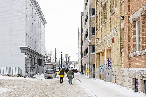 MIKE DEAL / WINNIPEG FREE PRESS
The back lane behind the Bell Hotel, pictured on the left, where a person was beaten badly over the weekend.
See Erik Pindera story
230206 - Monday, February 06, 2023.