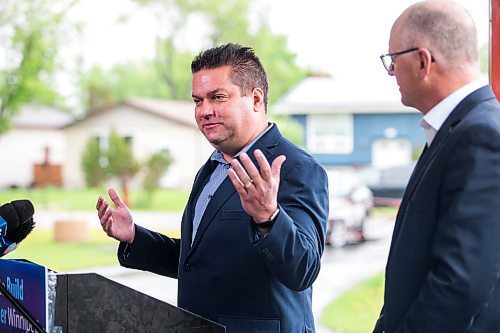 MIKAELA MACKENZIE / WINNIPEG FREE PRESS

Councillor Jeff Browaty endorses fellow councillor and mayoral candidate Scott Gillingham at a mayoral campaign event at the Millennium Gardens in Winnipeg on Monday, May 30, 2022. For Joyanne story.
Winnipeg Free Press 2022.