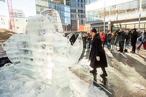 MIKE DEAL / WINNIPEG FREE PRESS
Downtown Winnipeg BIZ CEO Kate Fenske looks at the ice sculpture that was revealed during the launch of Winter Wanderland Friday morning in True North Square. The event was attended with Mayor Scott Gillingham, Lawrence Bird from Sputnik Architecture and Lana Bakun from Kendrick's Outdoor Adventures.
230210 - Friday, February 10, 2023.