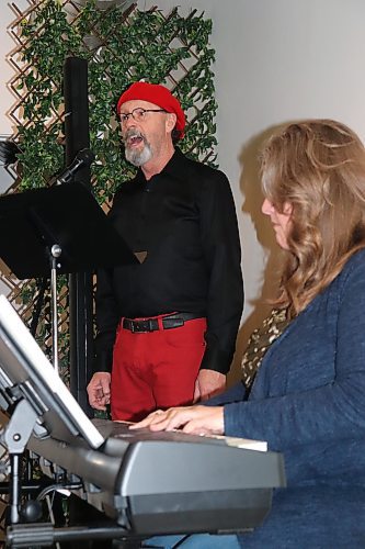 The Green Spot owner Bernie Whetter leads the patrons of Section 6 Brewing Co. through a rendition of "Moon River" during Friday night's Brandon Beer Choir event in the downtown area. (Kyle Darbyson/The Brandon Sun)