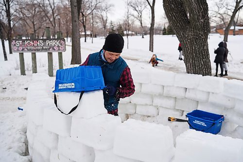 DAVID LIPNOWSKI / WINNIPEG FREE PRESS

Paul Castillo works on a snow creation called "squeeze in" in St. John's Park Saturday February 11, 2023.