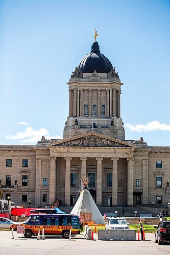 MIKAELA MACKENZIE / WINNIPEG FREE PRESS

Folks, who appear to be related to the Freedom Convoy, gather on the legislative grounds with a teepee and parked vehicles in Winnipeg on Tuesday, June 28, 2022. For Carol Sanders story.
Winnipeg Free Press 2022.