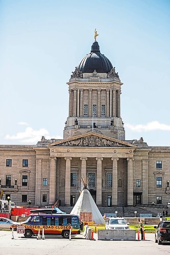 MIKAELA MACKENZIE / WINNIPEG FREE PRESS

Folks, who appear to be related to the Freedom Convoy, gather on the legislative grounds with a teepee and parked vehicles in Winnipeg on Tuesday, June 28, 2022. For Carol Sanders story.
Winnipeg Free Press 2022.