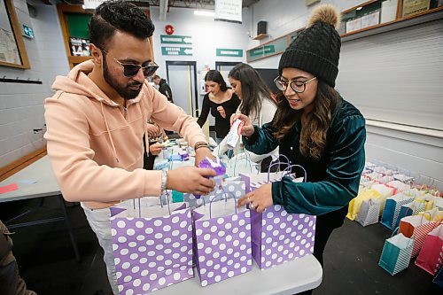 JOHN WOODS / WINNIPEG FREE PRESS
Arshdeep Manghera, left, Sheena Gurm, right, and other volunteers from the World Sikh Organization of Canada and Sikh Heritage Manitoba prepare personal care packages for Willow Place Women&#x2019;s Shelter and North Point Douglas Women&#x2019;s Centre at Valley Gardens Community Centre Sunday, January 12, 2023. World Sikh Organization of Canada and Sikhs across Canada, in partnership with local community organizations, mark February 14th by delivering baked goods, Valentines cards, chocolates and personal care items to women&#x2019;s shelters as part of the One Billion Rising movement. 

Re: ?