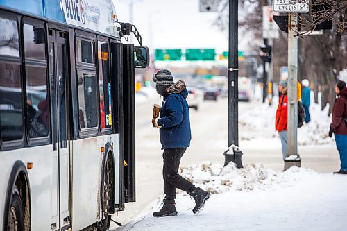 MIKAELA MACKENZIE / WINNIPEG FREE PRESS

Frank Zhang gets on his bus at a downtown Winnipeg Transit stop on Main Street at Broadway on Tuesday, Dec. 27, 2022. For Tyler story.
Winnipeg Free Press 2022.