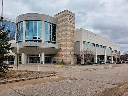 The main entrance of Brandon Regional Health Centre is shown on Saturday. A policy change by Shared Health in January has been seeing active infection COVID and recovered COVID patients being housed together in hospitals. (Karen McKinley/The Brandon Sun)