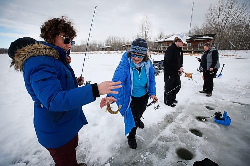 JOHN WOODS / WINNIPEG FREE PRESS
Dana Urbanski, from left, Roselle Turenne, owner of Prairie Gal Fishing, Sean Scott, volunteer, and Sherry Urbanski, fish during a workshop on a lake at FortWhyte Alive. Turenne runs workshops for women to teach the ins and outs of ice-fishing.