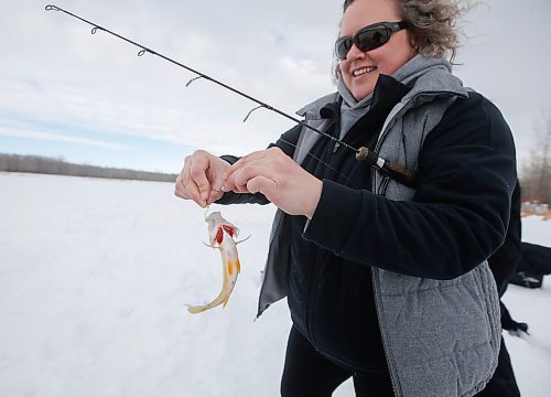 JOHN WOODS / WINNIPEG FREE PRESS
Sherry Urbanski, unhooks a fish during a workshop on a lake at FortWhyte Alive.