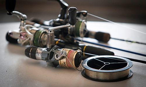 JOHN WOODS / WINNIPEG FREE PRESS
Rods sit ready to be used at a fishing workshop on a lake at FortWhyte Alive.