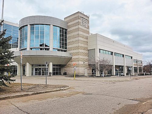 Thw main entrance of Brandon Regional Health Centre on April 30. A policy change by Shared Health in January has been seeing active infection COVID and recovered COVID patients being housed together in hospitals. (Karen McKinley/Brandon Sun photo)