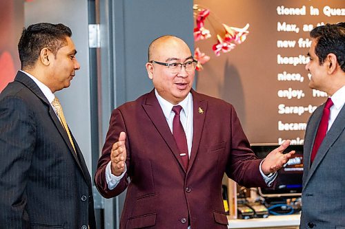 MIKAELA MACKENZIE / WINNIPEG FREE PRESS

Labour and immigration minister Jon Reyes chats with advisory council members at the release of the Immigration Advisory Council report at Max&#x573; Restaurant in Winnipeg on Tuesday, Feb. 14, 2023. For Carol story.

Winnipeg Free Press 2023.