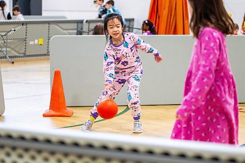 MIKAELA MACKENZIE / WINNIPEG FREE PRESS

Grade one student Karen Liu tosses a ball around with friends in the gym during a day of unstructured play at cole Dieppe in Winnipeg on Tuesday, Feb. 14, 2023. For Maggie story.

Winnipeg Free Press 2023.