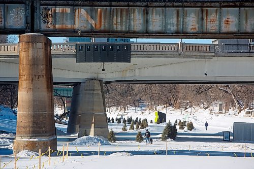 MIKE DEAL / WINNIPEG FREE PRESS
Despite the very cold weather, around -20C not including the windchill, a few people could be seen using the Nestaweya River Trail Wednesday around the lunch hour.
See Malak Abas story
230215 - Wednesday, February 15, 2023.