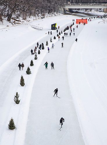 JESSICA LEE / WINNIPEG FREE PRESS

Pedestrians and skaters are photographed travelling along the river trail on January 14, 2023.

Stand up